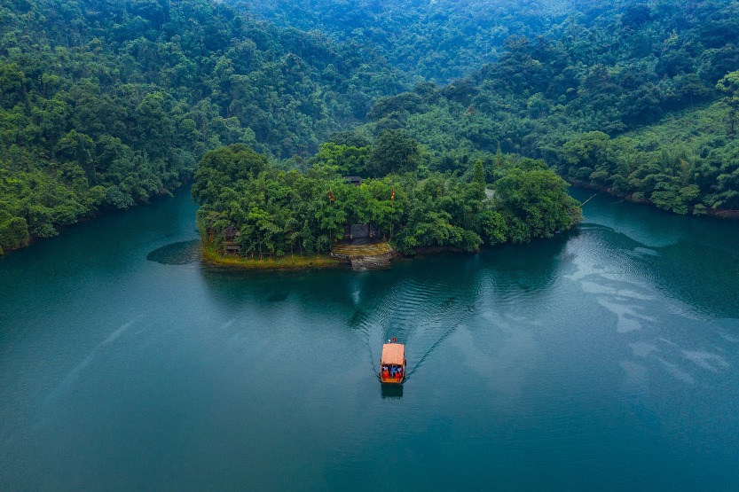 廣東鼎湖山風景秀麗，這裏成立了新中國第一個國家級自然保護區。