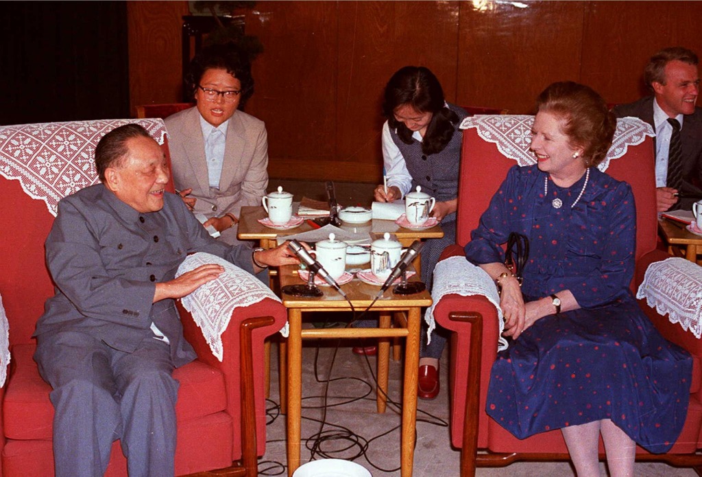 1982年中英谈判期间，邓小平与前来访华的英国首相戴卓尔夫人会面