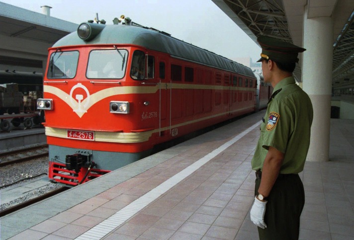 京九鐵路於1996年開通，首班列車從北京出發，開往香港。