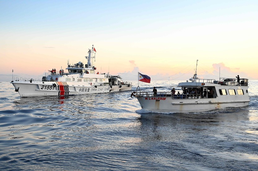 2023年11月，中國南沙群島仁愛礁鄰近海域，中國海警依法對菲方船隻進行跟監。