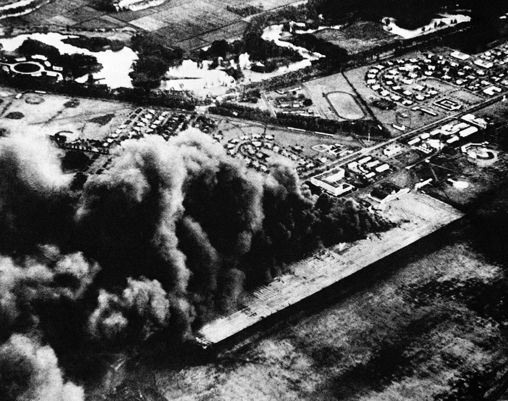 1941 年 12 月 7 日，日本空袭夏威夷檀香山附近的珍珠港美国空军基地希卡姆机场。