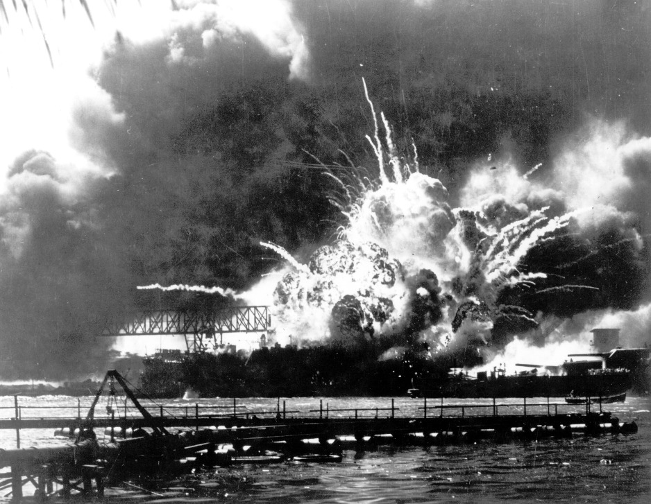 1941 年 12 月 7 日，日本空襲珍珠港，美國驅逐艦「肖氏號」（USS Shaw）遭炸彈擊中。