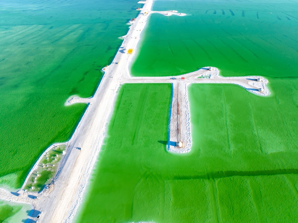 察爾汗鹽湖鹽橋