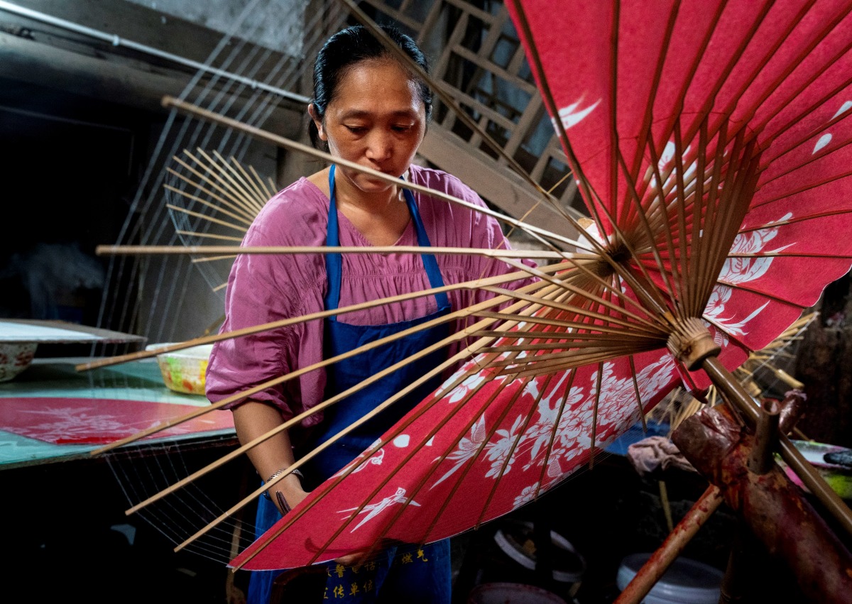 工人制作四川瀘州分水油纸伞