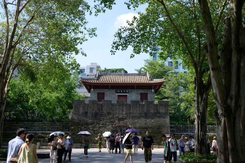 深圳南頭古城的古城門上有「嶺南重鎮」字樣。
