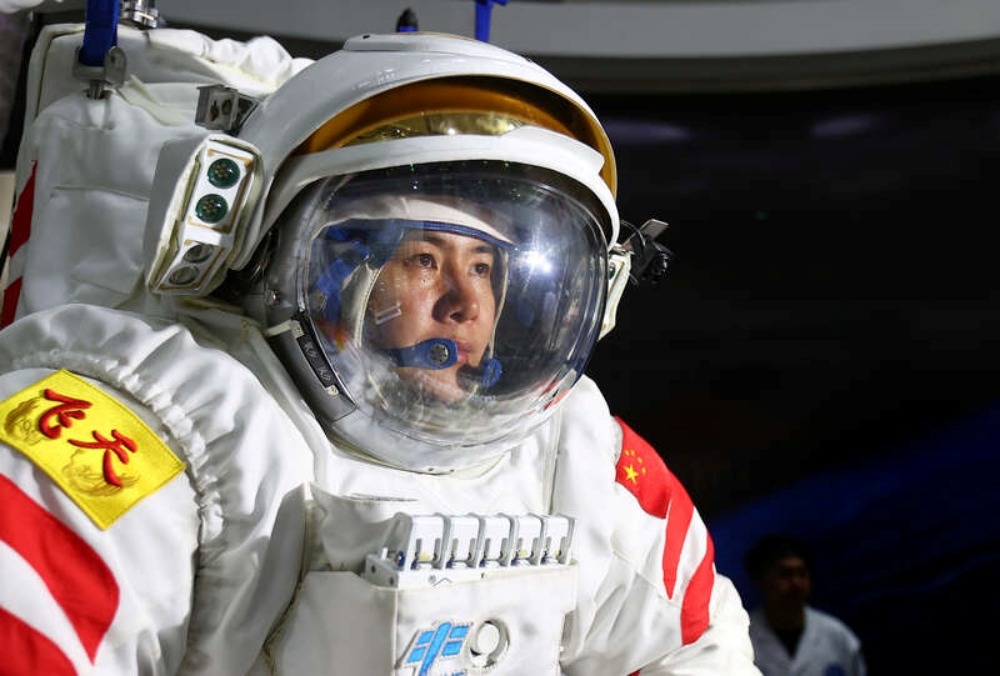  Chinese astronaut Wang Haoze conducting extravehicular training