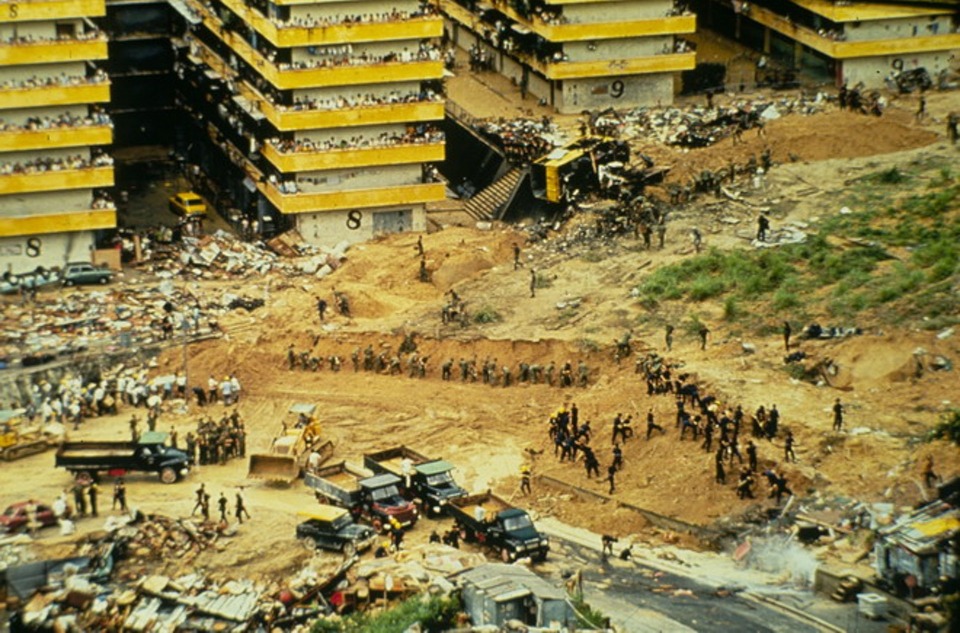1972年的「618雨災」，觀塘雞寮的木屋區被掩埋，造成71人死亡。當年另一處重災區是港島半山寶珊道，12層高的旭龢大廈遭山泥衝擊下徹底倒塌。（圖片來源：土木工程拓展署）
