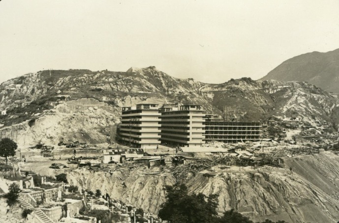 這幀照片攝於1957年6月，老虎岩正興建新的徙置屋邨，圖為第D、E、F座。翻查報章，當年市民入住老虎岩徙置區240呎的單位，設有露台，租金為45元。（圖片來源：政府檔案處）
