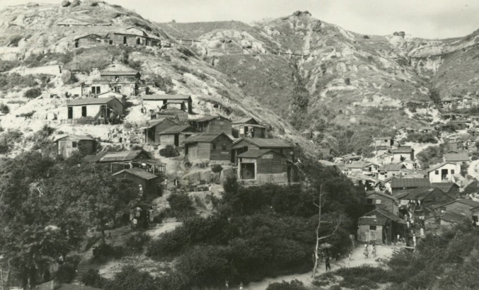 圖片攝於1956年10月，老虎岩的山邊寮屋即將拆卸，土地將用以興建徙置大廈。（圖片來源：政府檔案處）