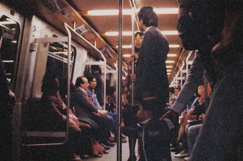 圖為1981年早期地鐵車廂內部，與現今的地鐵車廂分別不大。（圖片來源：政府檔案處）
