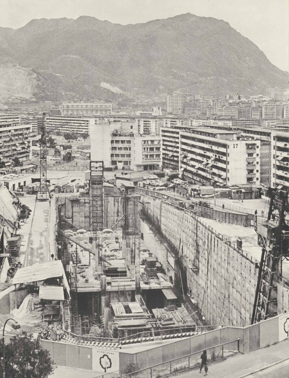 圖片攝於1976年，當時為興建地鐵樂富站，在樂富遊樂場進行開挖。（圖片來源：政府檔案處）