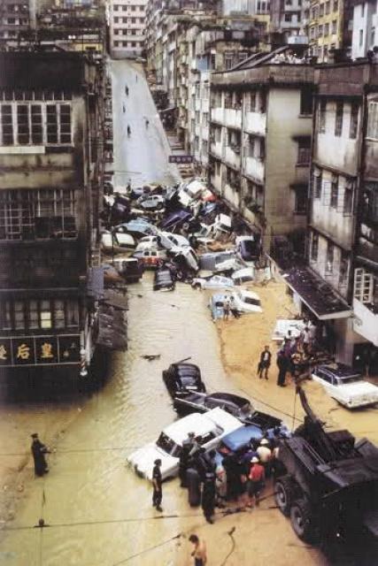 1966年6月11日至13日，香港连续三日暴雨成灾，北角赛西湖氾滥，山洪暴发，明园西街这帧汽车堆叠的震撼图片，成为历史定格。（网上图片）