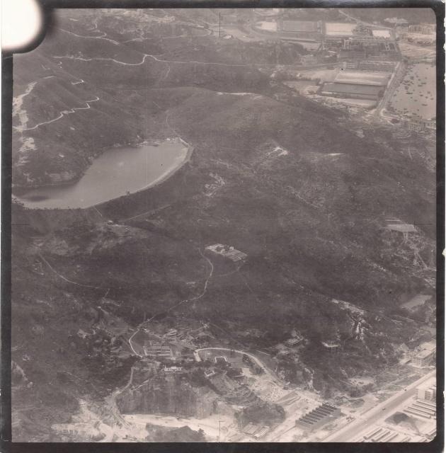 这帧摄于1939年的照片，把赛西湖和山下一角的建筑收入眼帘。（图片来源：Gwulo／Lieut Peter Medd RN）