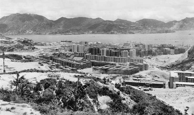 這幀圖片攝於1964年，圖正中央為觀塘徒置屋邨及和樂邨，圖右為正在施工的秀茂坪徒置屋邨。左上方可見蜆殼油庫，該處現發展為十大屋苑之一的藍田麗港城。（圖片來源：香港記憶／高添強藏品）