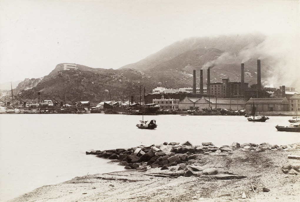太古炼糖厂在1884年启用，很快跃升为全球最大和最先进的炼糖厂。山上建有多座水塘，包括太古内部称为“5号水塘”的赛西湖，为需要使用大量淡水产糖的工厂提供稳定的水源。（图片来源：University of Bristol Library／National Archives／Sixty Diamond Jubilee pictures of Hong Kong 1837-1897）