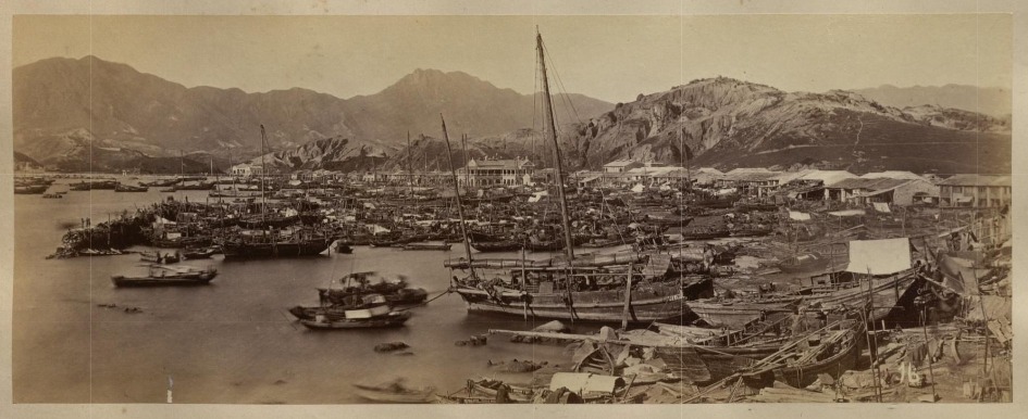 圖片攝於1874年的油麻地海旁，沿岸很多地方未開發，圖正央最高建築為警署。（圖片來源：密歇根大學）