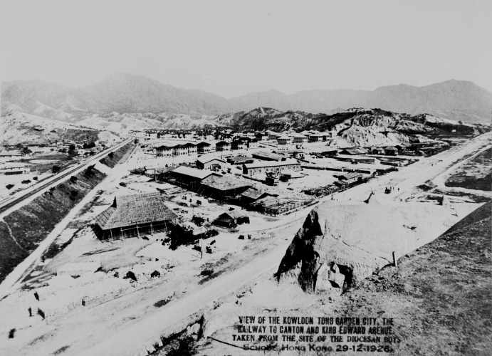 九龍塘的地名源於九龍塘村，其地勢平坦，有河流經區內流出九龍灣，適合耕種和養魚。