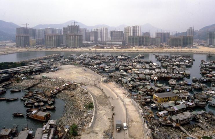 1979年屯门青山湾，背景为施工中的友爱村和安定村。