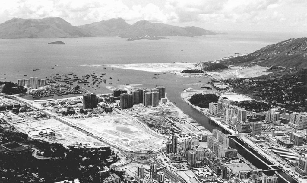 1980年屯门正进行大规模填海和城市建设。