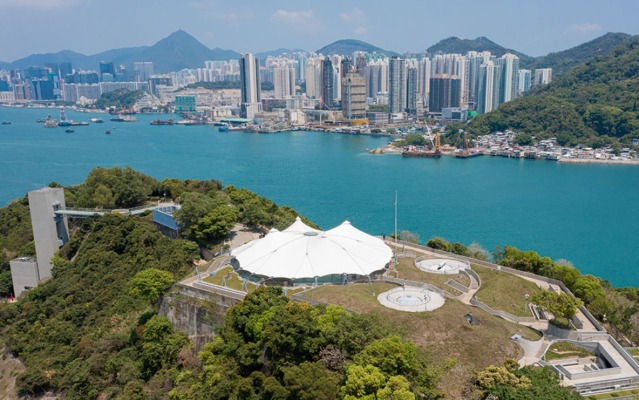 香港抗战及海防博物馆前身是建于1887年的鲤鱼门砲台，依山而建，沿海而立。