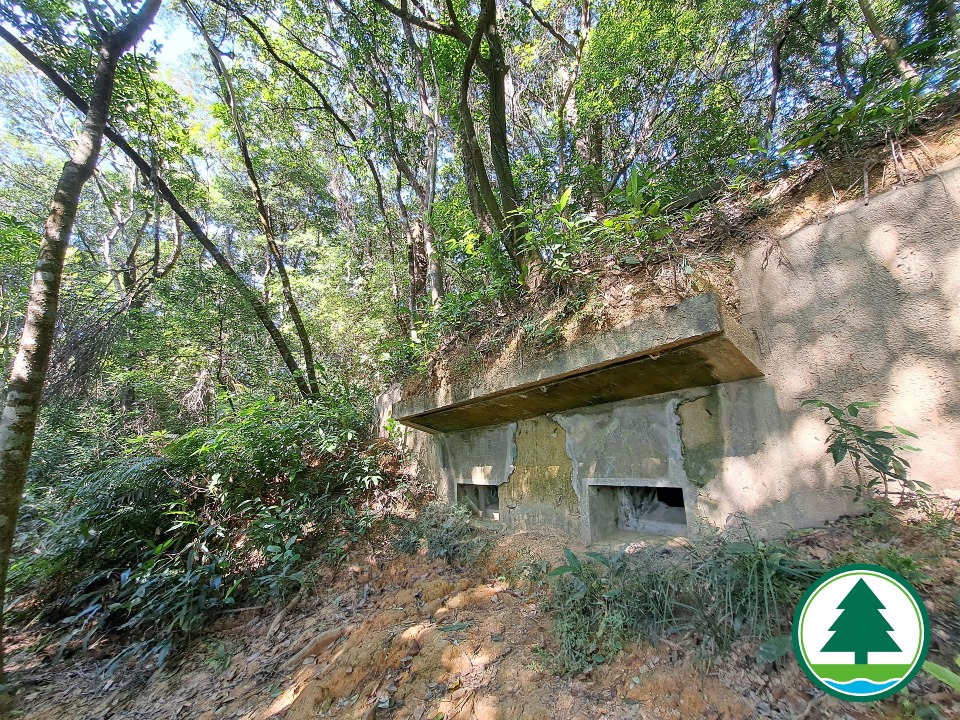 紅花嶺郊野公園內有很多運事遺迹及建築物，例如日據時期日軍的機槍堡。