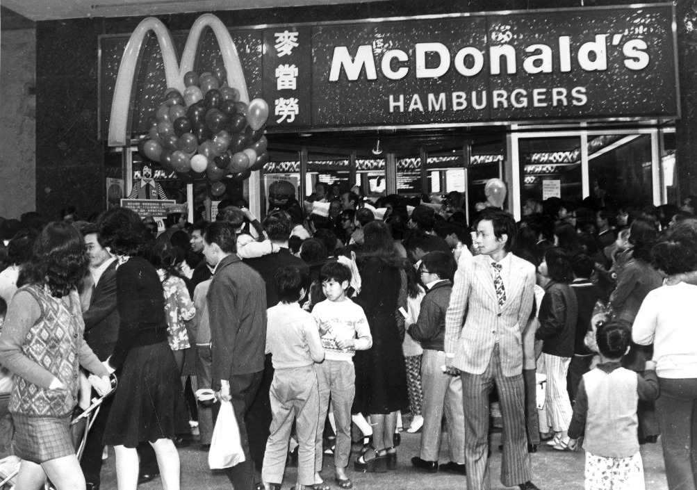 1975年1月26日，麥當勞於在銅鑼灣百德新街開設本港第一間麥當勞。