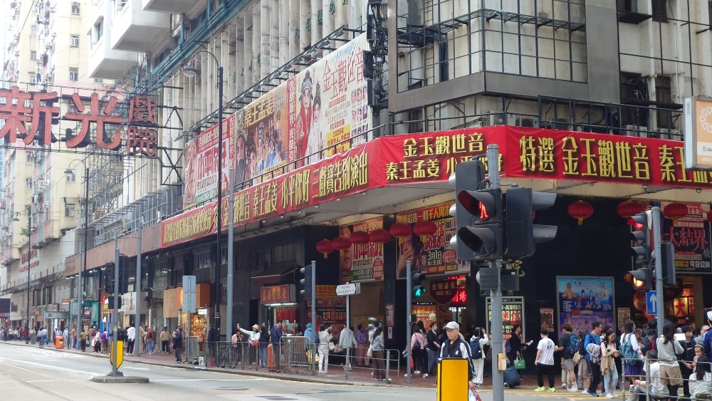 新光戲院大堂採用開放式設計，左右各通往行人如鯽的英皇道和書局街。