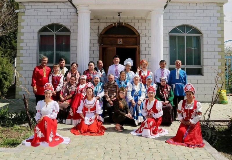  The picture shows Russians in Xinjiang. 