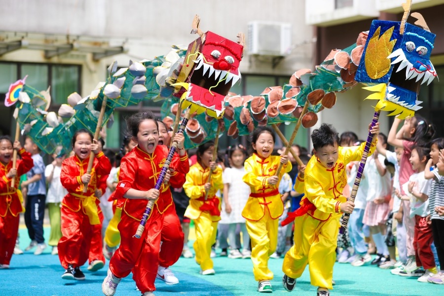 The picture shows Han children in Zhejiang performing a dragon dance. 