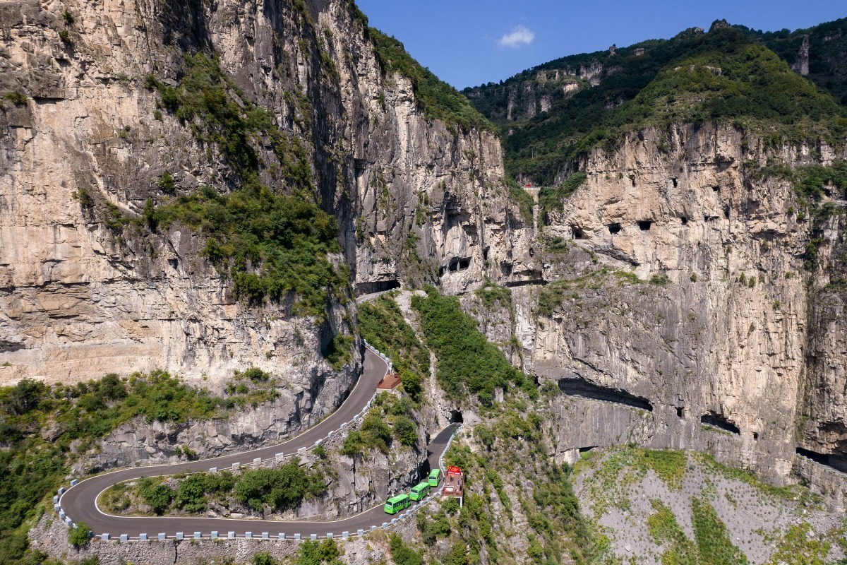 圖為連接山西和河南的「掛壁公路」──太行山錫崖溝公路。