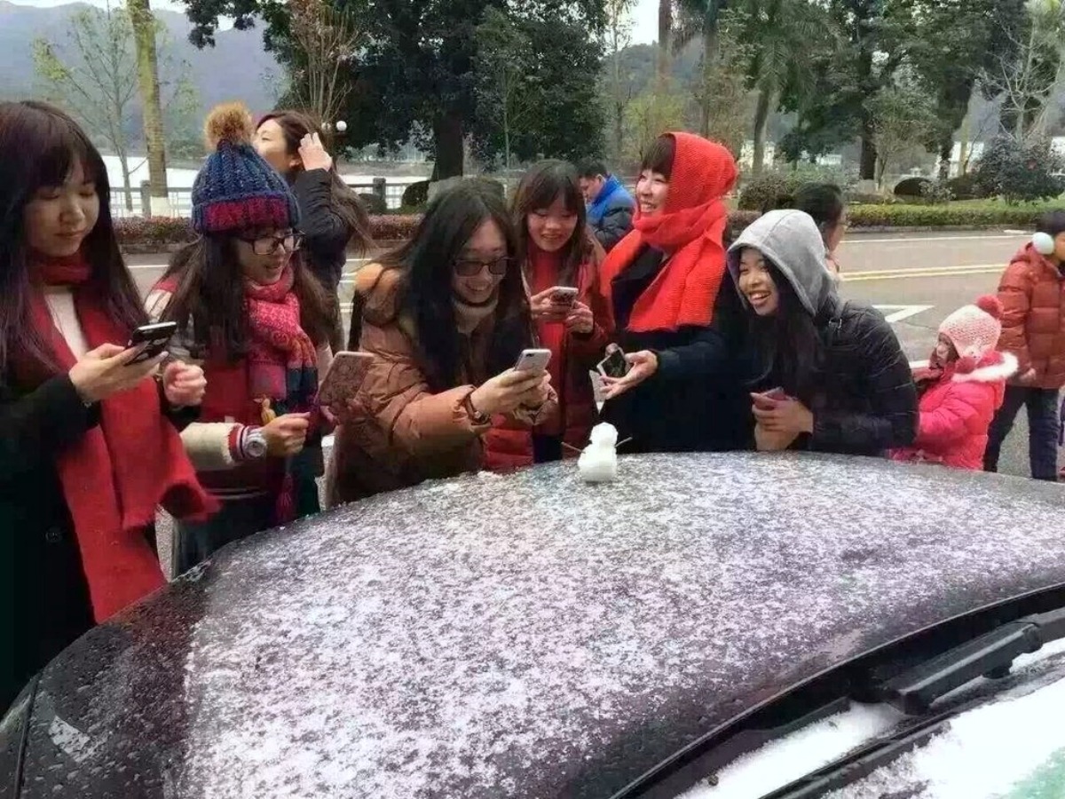 Guangzhou residents building a mini snowman