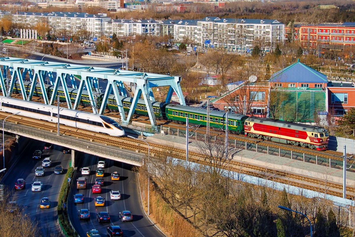 Ｔ字「特快列車」曾是很多旅客的首選，但高鐵普及，T車吸引力亦降低。圖為北京同時行駛的普速列車和復興號動車組列車。