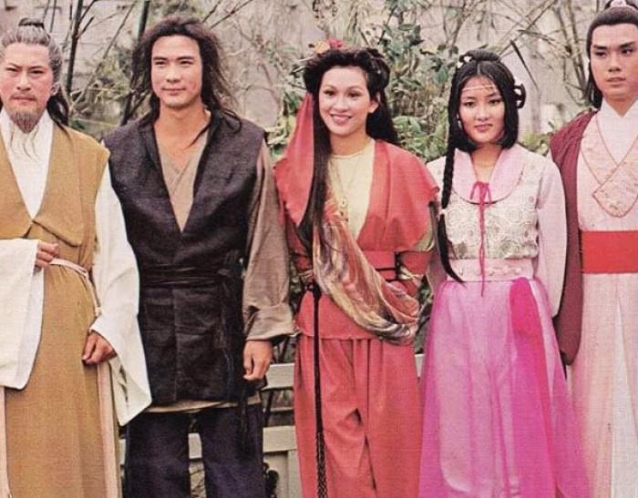 1979年，（左起）张瑛、徐少强、余安安、马敏儿、伍卫国合演丽的电视剧集《天蚕变》，掀起追看热潮。