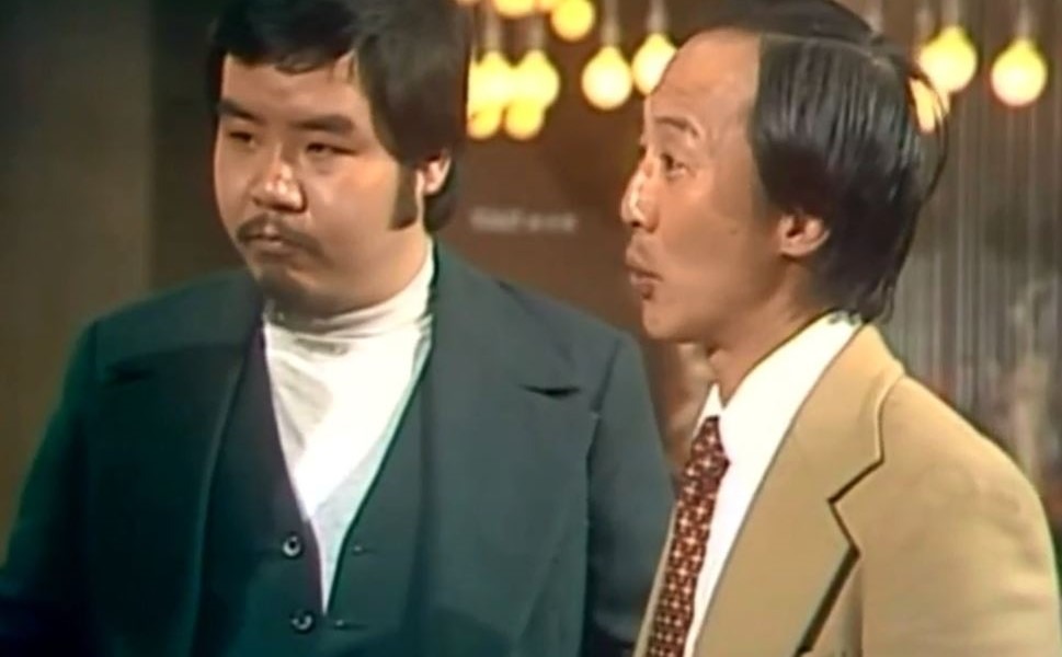 1976年，鄭則仕加入無綫後，參演第一部劇集《狂潮》。