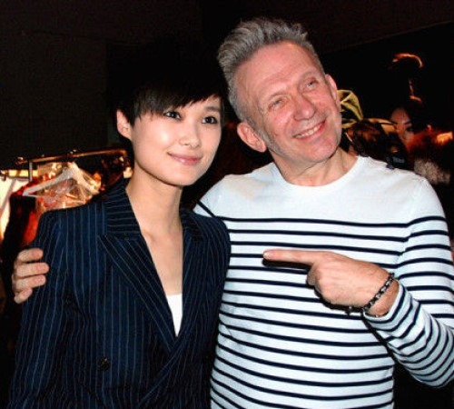 法國時裝設計師Jean Paul Gaultier（右）曾為李宇春的巡唱設計服裝造型