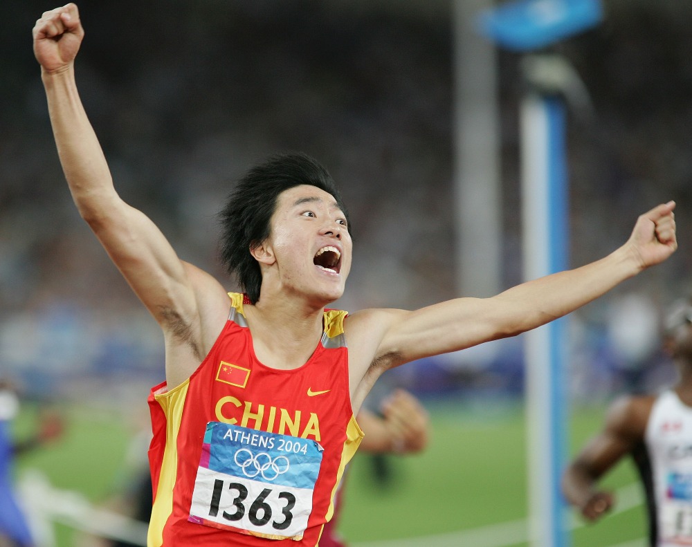 16年前的雅典奧運，劉翔完以12.91秒衝過終點，奪得金牌，打破奧運記錄，追平了科林·傑克遜在1993年創造並保持11年世界紀錄，更重要的替中國奪得首面男子田徑奧運金牌。（圖片來源：Getty）