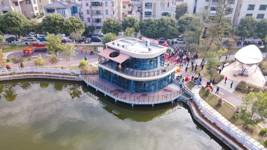 Sanjiao Town Sanjiao Park Xiangshan Study  （三角鎮三角公園香山書房）is built by the lake with glass wall on all sides. 