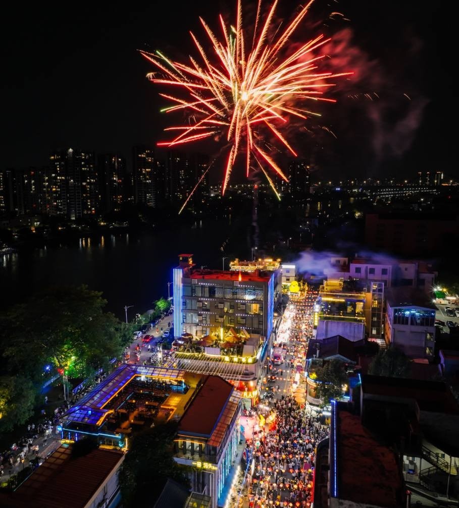 Phoenix Bay Creative District night market is like a funfair, sometime there will have firework displays.