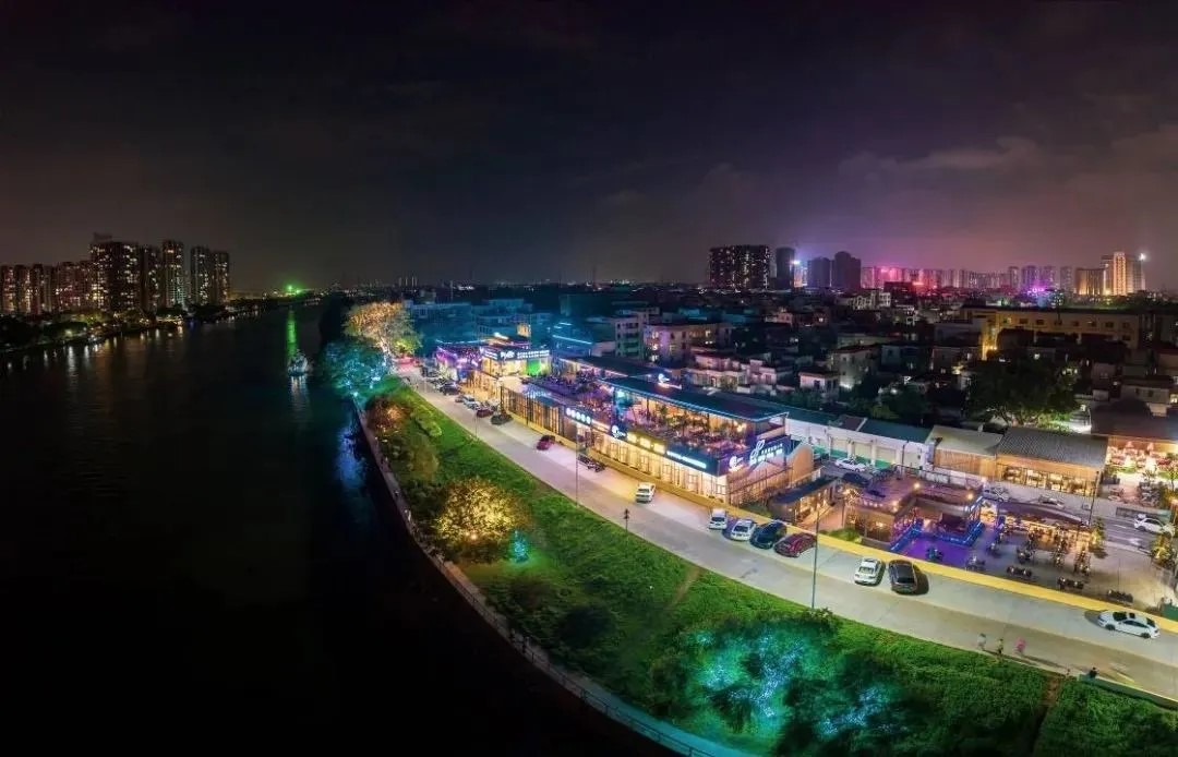 Phoenix Bay Creative District is located in the Dongxing community of Dongfeng Town, Xinghua West Road, East Phoenix, Zhongshan.