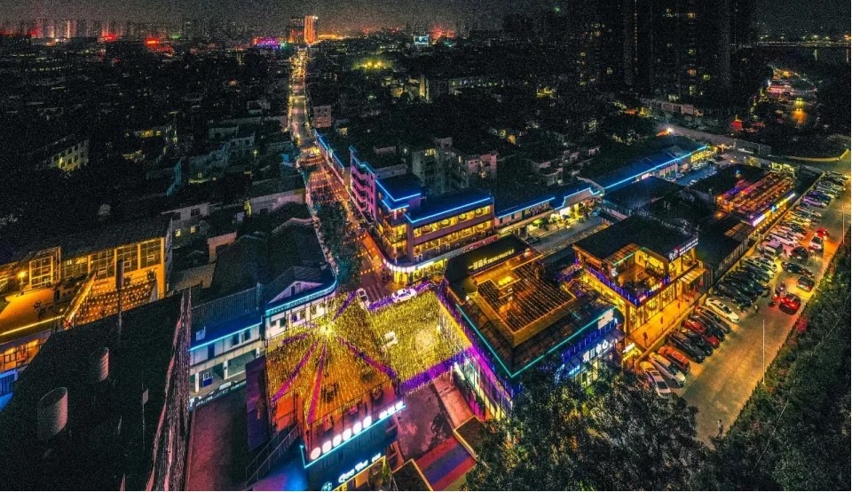 Phoenix Bay Creative District is located in the Dongxing community of Dongfeng Town, Xinghua West Road, East Phoenix, Zhongshan.