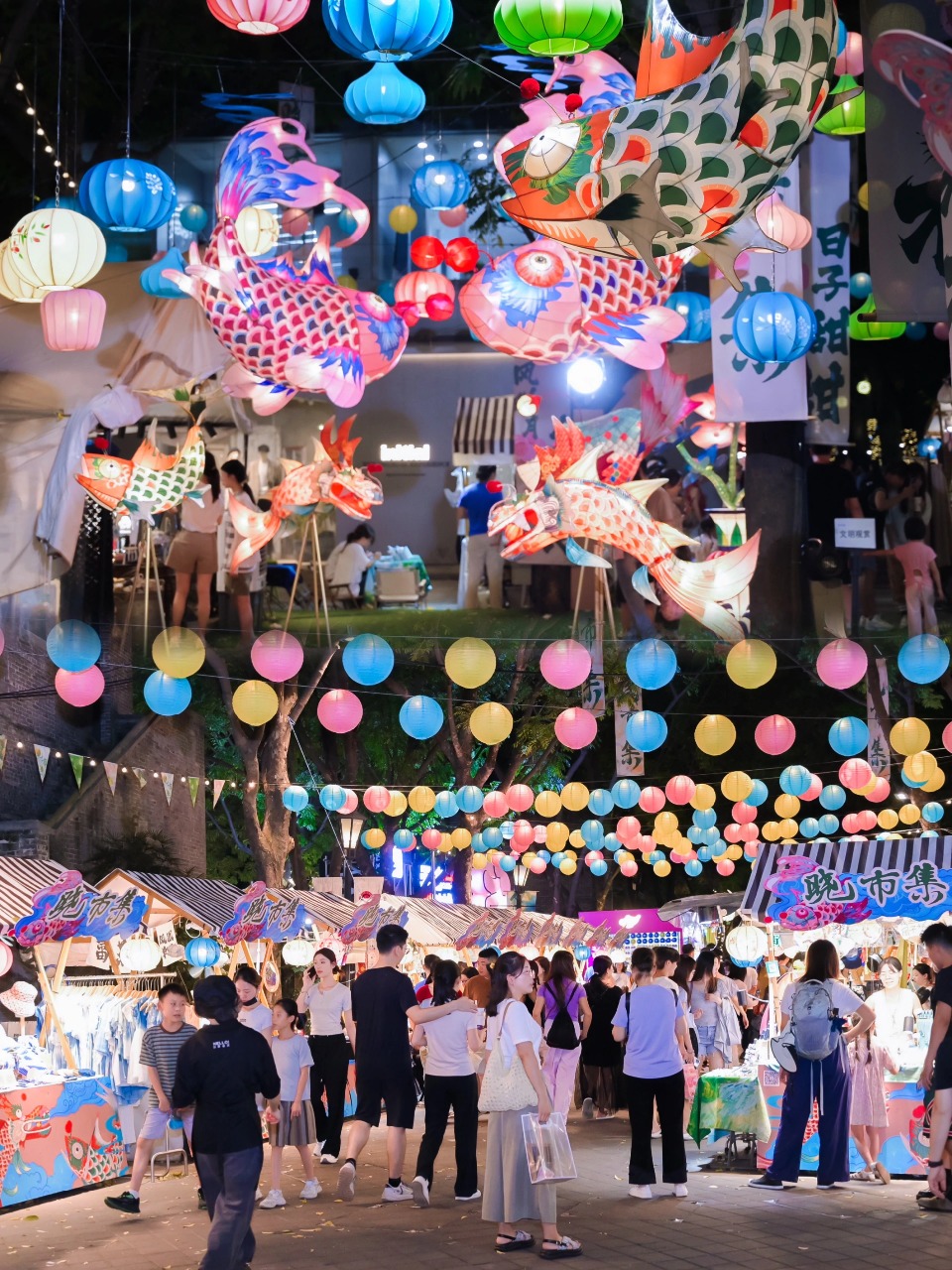 When the night falls, the lanterns of the "Xiao Market" in Lingnan Tiandi light up. Taking a stroll in the market, lanterns are flickering everywhere, making the Mid-Autumn festival atmosphere palpable.