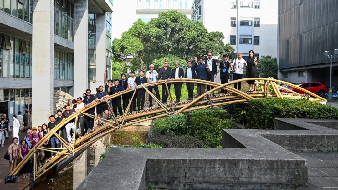 同濟大學是參與「內地高校招收香港中學文憑考試學生計劃」（又稱「DSE免試招生計劃」）138間的其中之一，入選「雙一流」建設高校，是國內重點大學。