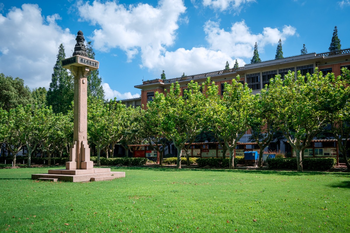 同济大学是参与“内地高校招收香港中学文凭考试学生计划”（又称“DSE免试招生计划”）138间的其中之一，入选“双一流”建设高校，是国内重点大学。