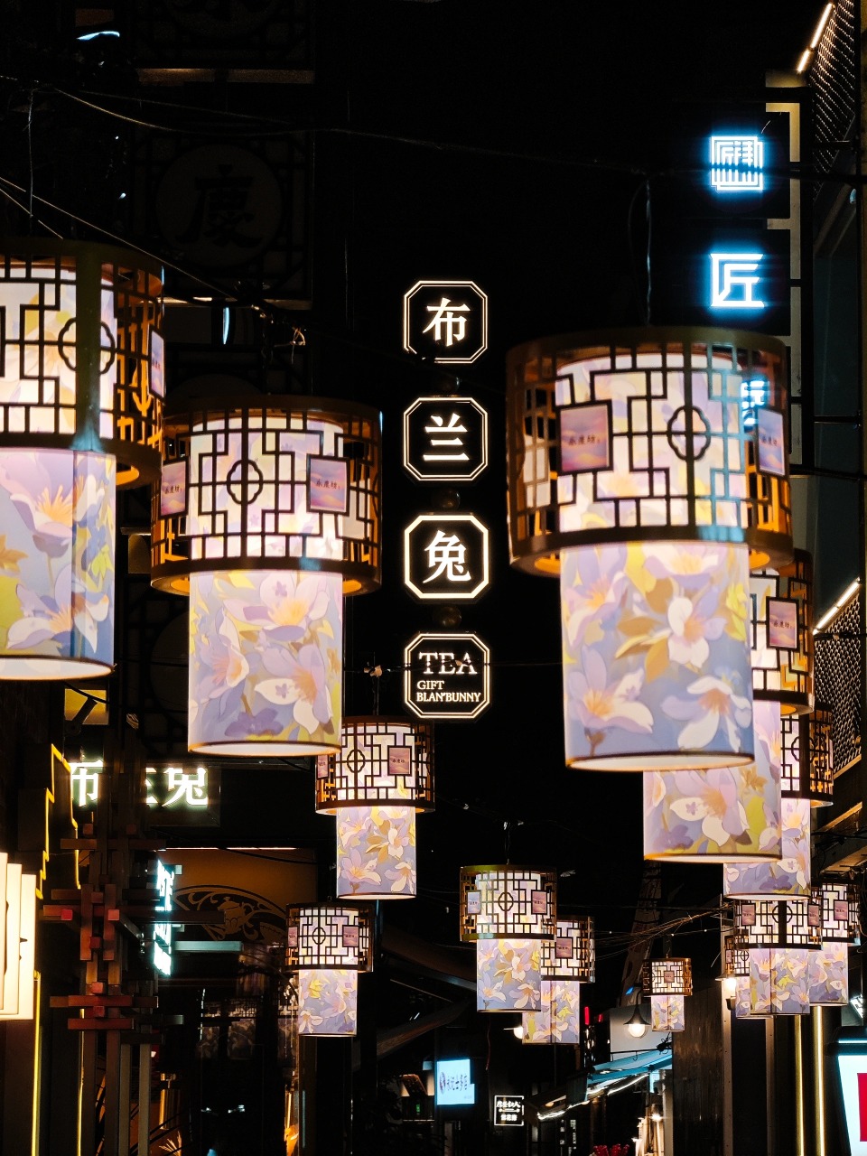 On the occasion of Mid-Autumn Festival, Yongqing Fang in Guangzhou has put on a new look. The streets are decorated with traditional Chinese lanterns, and the lanterns are adorned with beautiful Magnolia flower patterns, which are very distinctive.