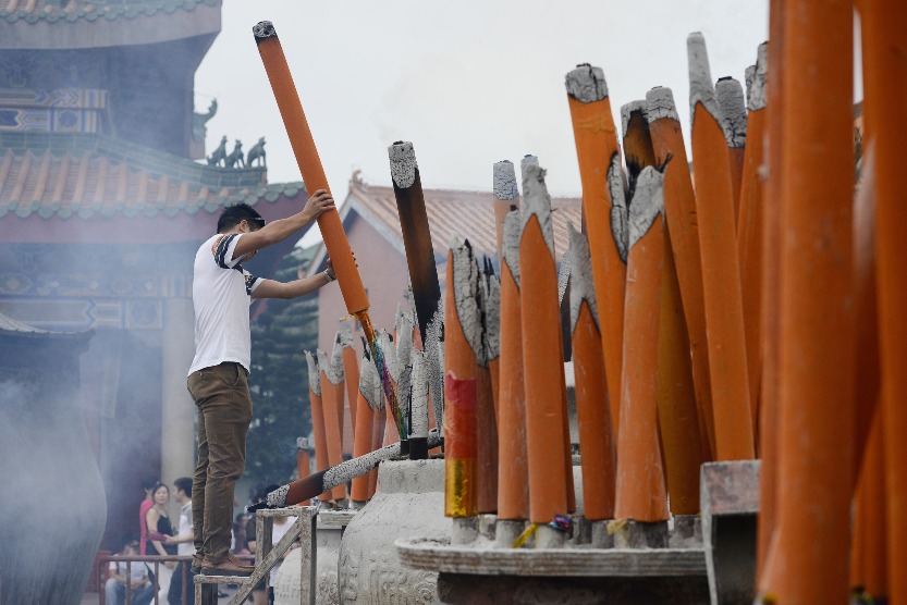 People in Dongguan will go for hiking for blessings on Chung Yeung Festival. They will also go to temples to offer long incense, praying for good fortune. 