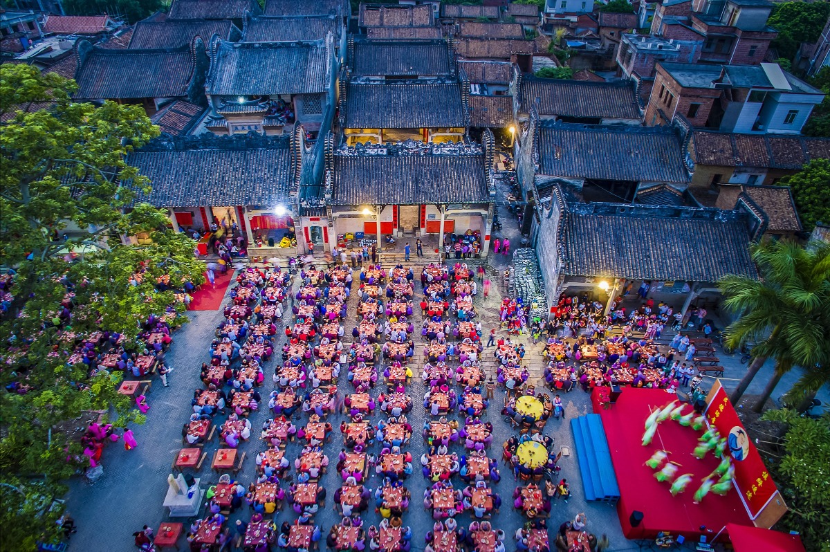 重阳节又是内地的老年节，不少地方都有各式各样的敬老活动。图为2017年广州市白云区龙岗村举办敬老宴活动。