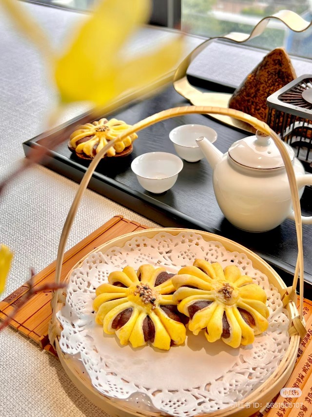 On Chung Yeung Festival, trying Chrysanthemum pastry is one of the main customs.