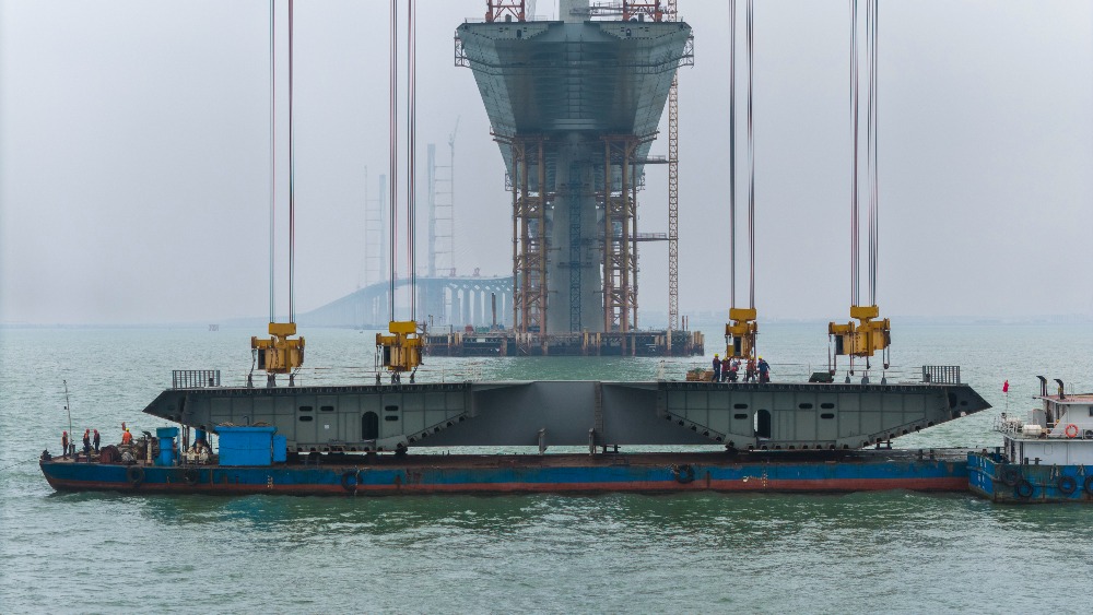 黃茅海跨海通道通車，是繼港珠澳大橋、深中通道之後，粵港澳大灣區又一「超級工程」，為跨江跨海交通網絡再添「關鍵一橫」。