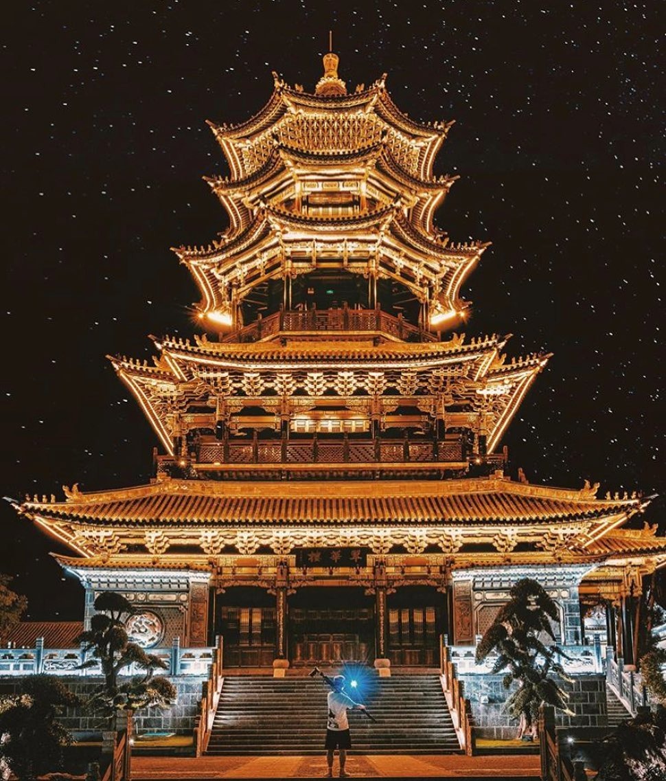 坐落於大理古城南門的壘翠園，又叫做「大理白族傳統建築藝術博覽園」，是以宋代大理古國的皇宮御花園為藍本而重建的，既有江南園林特色，又極具白族風情。