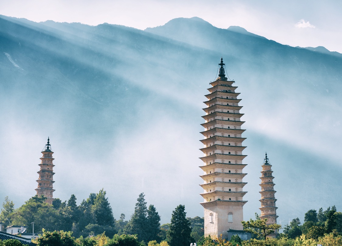崇聖寺三塔，坐落於雲南大理古城以北，背倚蒼山，面朝洱海，是中國四大名塔之一，也是大理的標誌性建築。